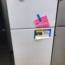 Amana Top Freezer Refrigerator in White