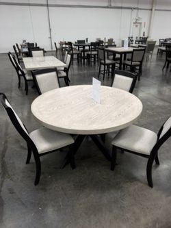 BRAND NEW 5 PIECE ROUND TABLE DINING SET (NEW IN BOXES 📦)