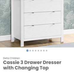 ✨️ $170 W5004  Delta Children
Cassie 3 Drawer Dresser with Changing Top
WhsZ3