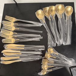 Black and gold silverware set