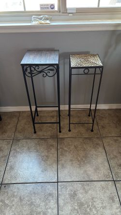 par de mescitas en buena condicion set de 2 tables