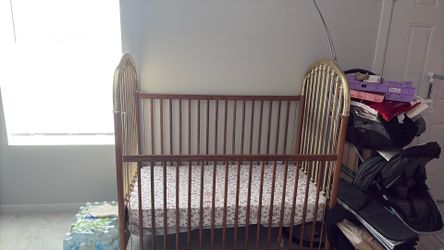 ANTIQUE BEAUTIFUL CRIB!