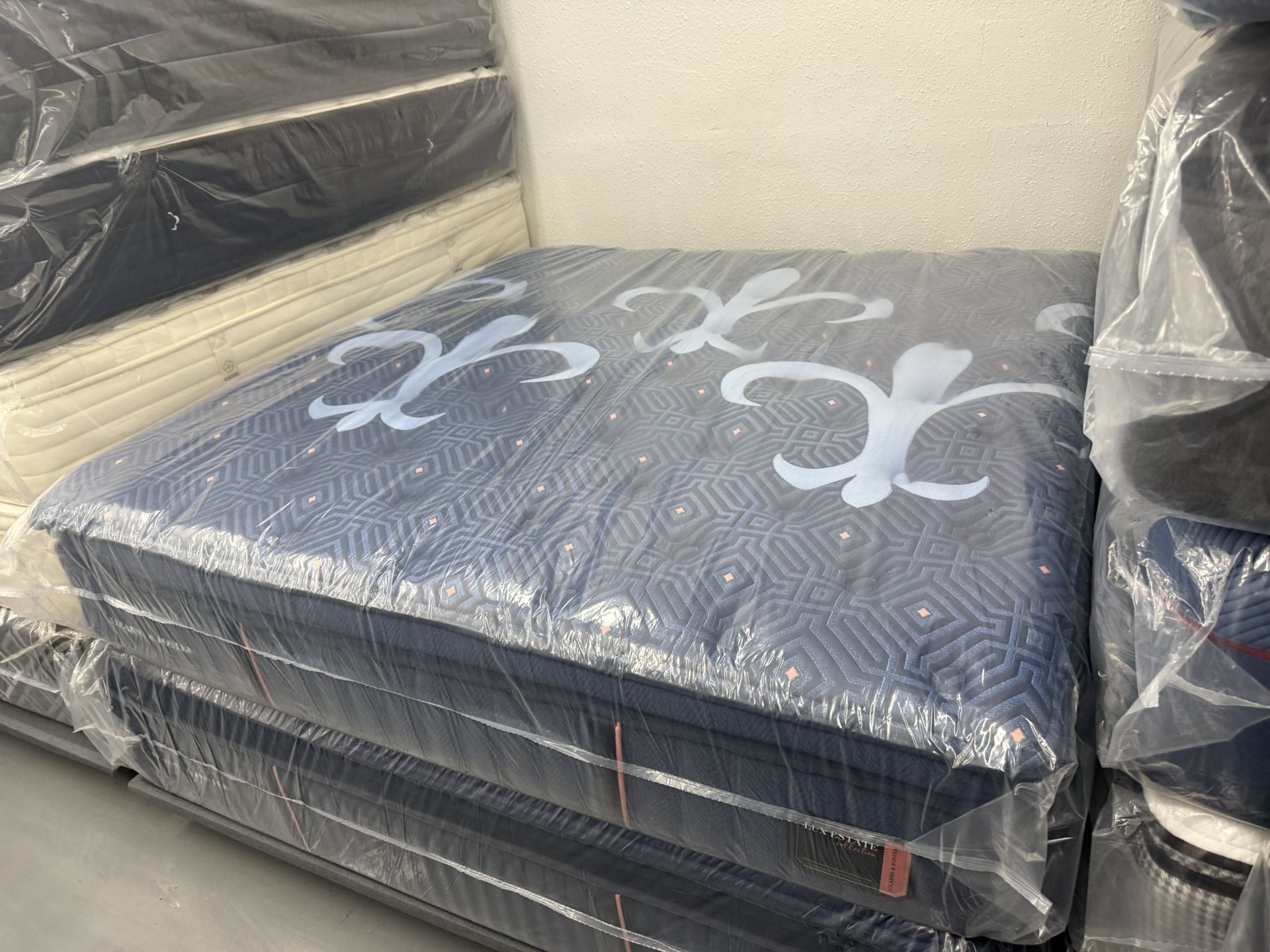 KING SIZE STEARNS & FOSTER LUX ESTATE PILLOW TOP MATTRESS & BOX SPRINGS BED SET