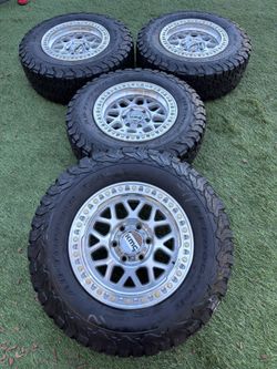 Toyota Tacoma Off Road Rims KMC New Wheels Used Líen New Tires 265/70/17 