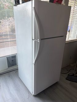 Frigidaire White Top-Freezer Refrigerator