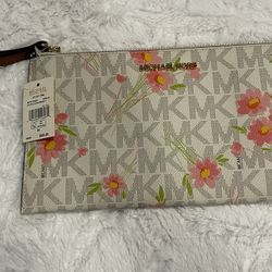 New Michael Kors Wristlet