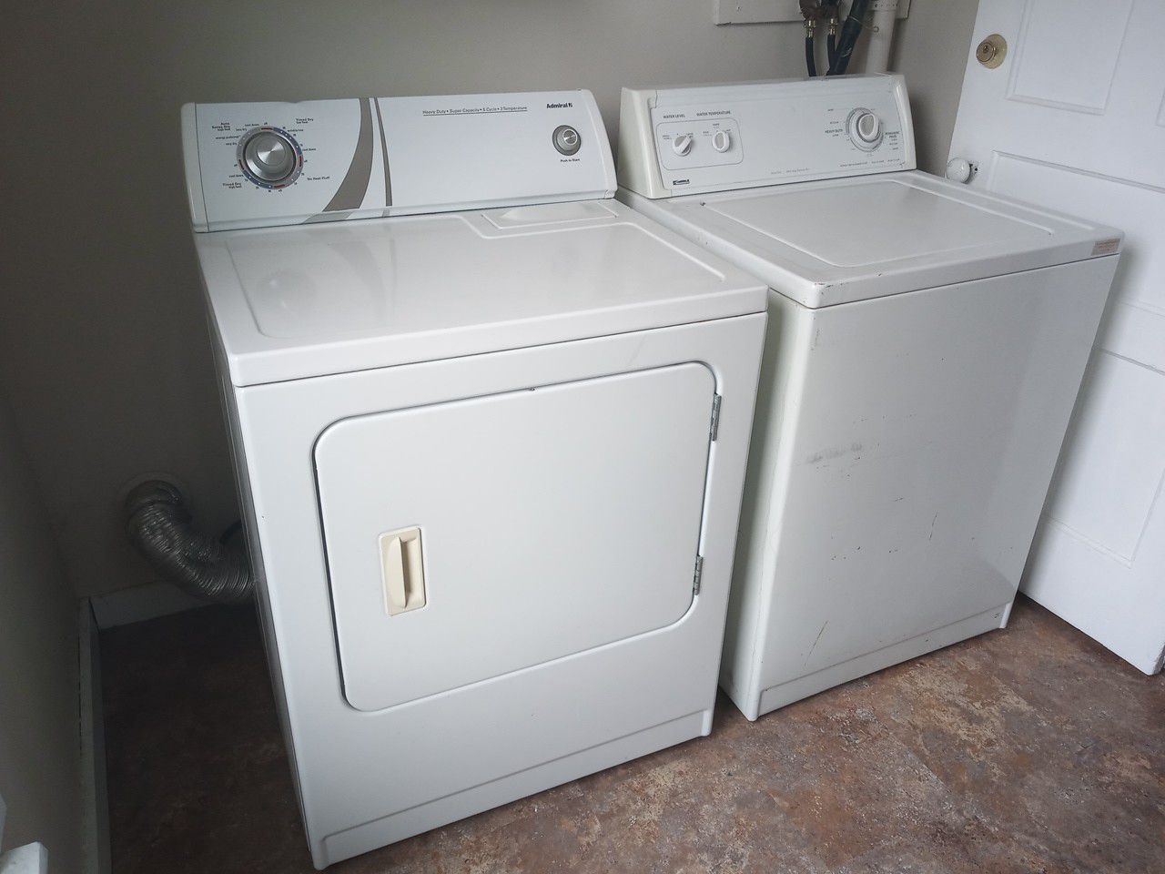 Washer & Dryer in Like New Working Condition.
