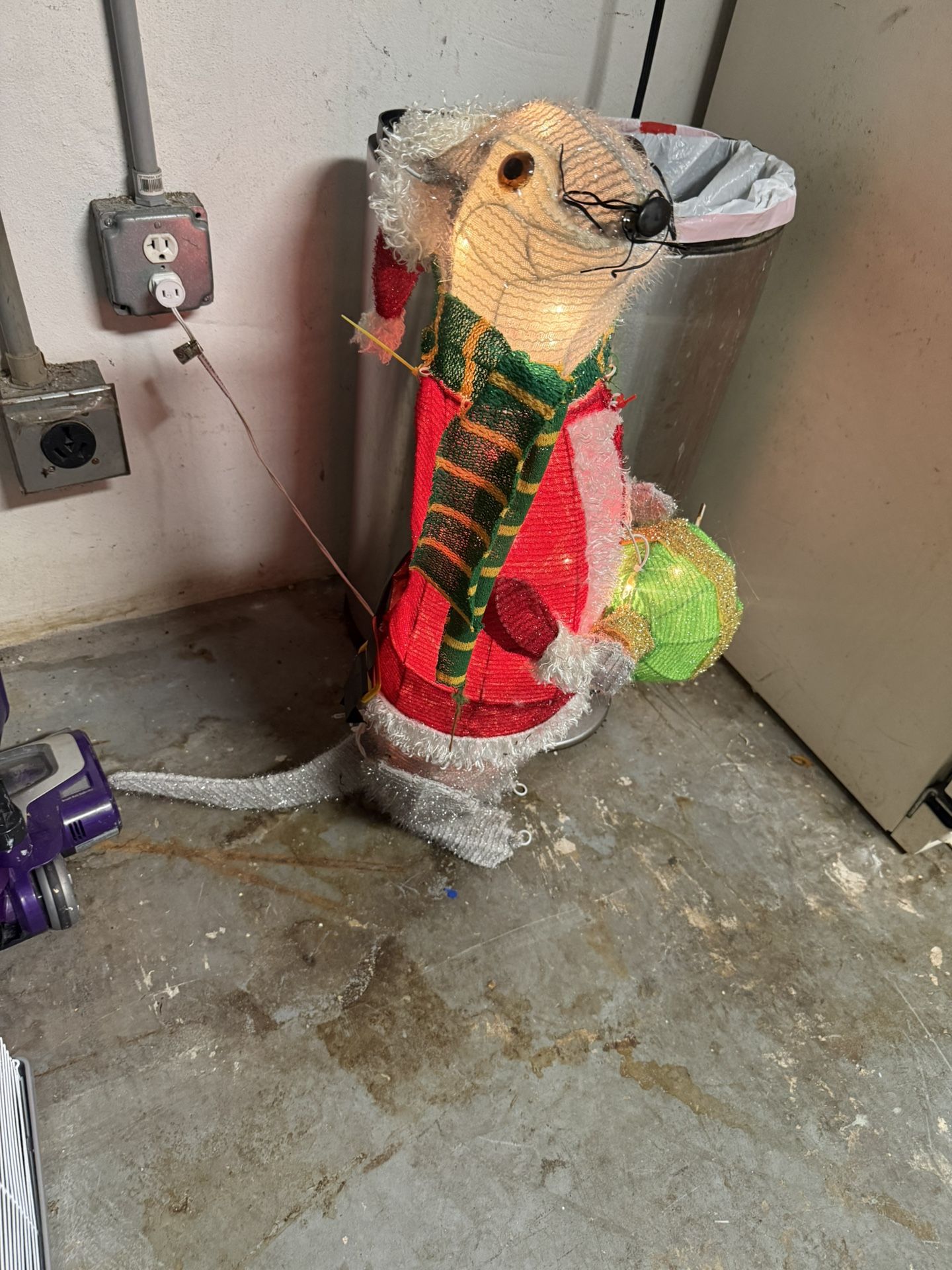 Outdoor Christmas decor Weasel 