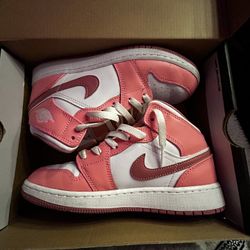 Valentines Air Jordan 1 Mid )GS)