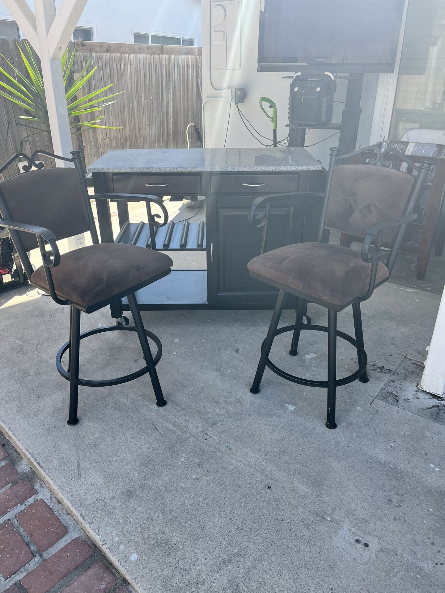 Rolling hutch/bar with two stools made out of iron