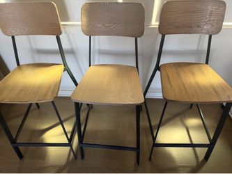 3 Bar Stools With Backrest