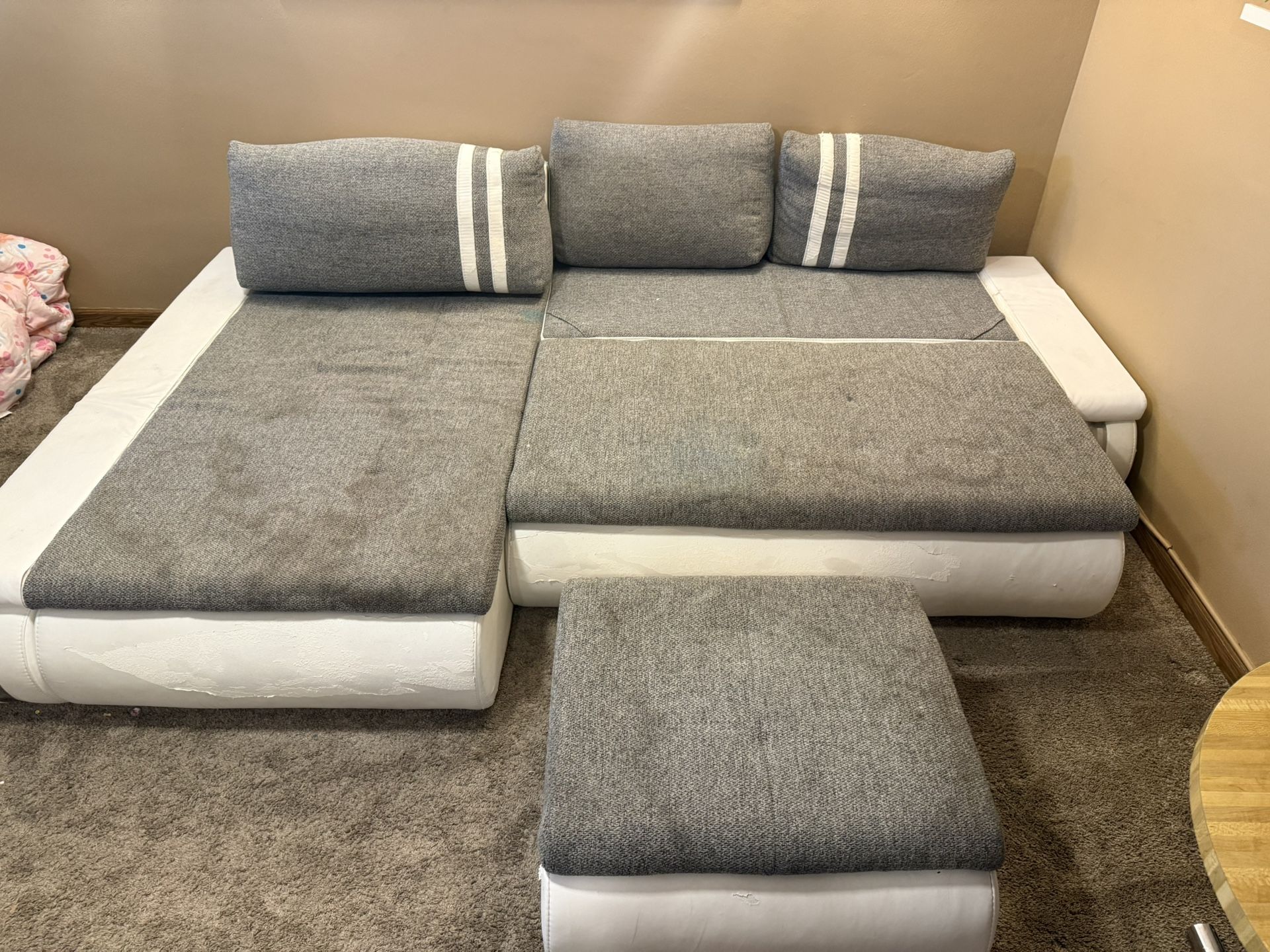 Free Sectional Sofa with Ottoman