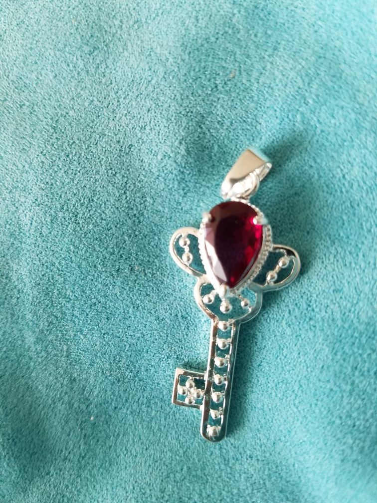 Silver key locket new.chain available