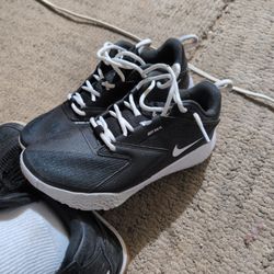 Nike Zoom / Black And White/  Size 7 Men/And Women I Believe.