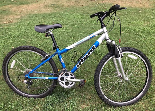 GIANT 26â Mountain Bike - Boulder SE -Menâs XS Great for a Shorter Rider, Ladies, Older Kids 