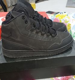 NIKE SIZE 7y (San Bernardino)