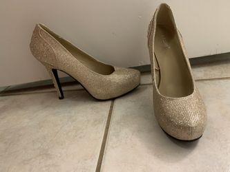 Gold heels which rhinestones