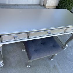 Vanity Desk- Like New