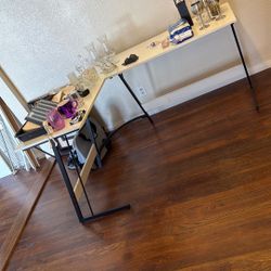 Desk. - $5 Pick Up Now