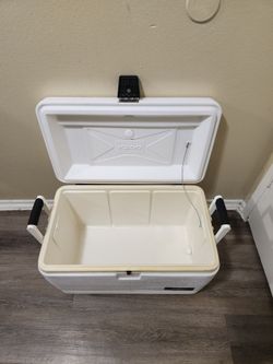 Nice cooler; the size is marked on the lid, and the lid has a locking Used Conditions