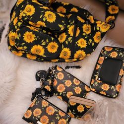 DAISY LOVER'S SHOULDER BAG w/4 PIECE PURSE ENSEMBLE