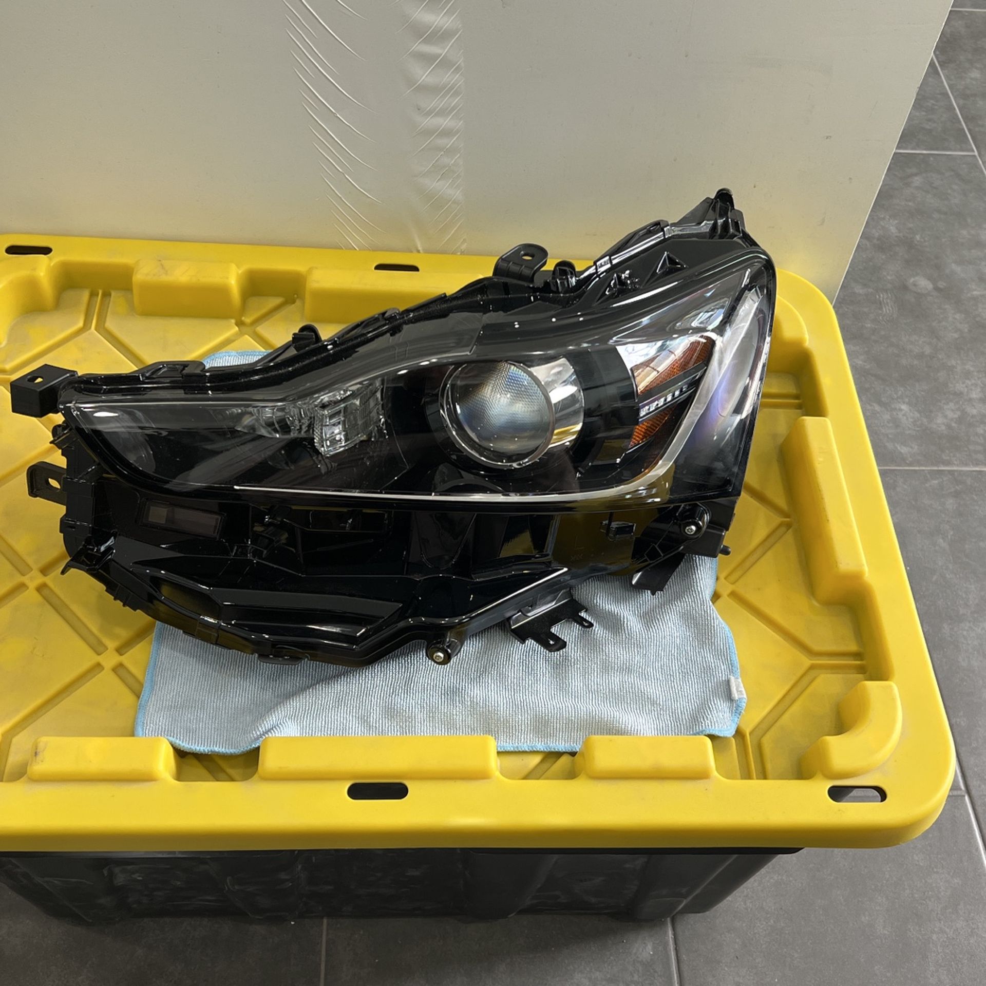 2017 - 2021 Lexus Headlight Driver Side Left Side