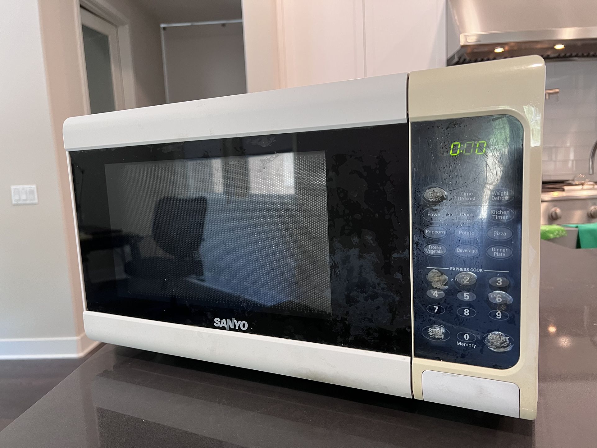 Sanyo 1.1 Cu. ft 1000W Countertop Microwave Oven in White