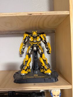 Transformers: Rise of the Beasts DLX Scale Collectible Series Bumblebee