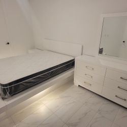 Glossy White Laquer Fininsh Bedroom Set Very Sturdy Stong Bed