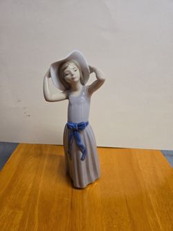 Lladro Trying On Straw Hat 05011 W/Box