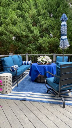 3 piece patios sent excellent condition, new , upgrading to selectional to Eileen