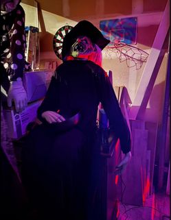 Sitting scare witch animatronic