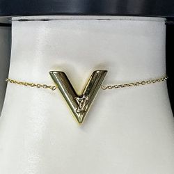 18K Gold L.V. Essential “V” Charm Bracelet