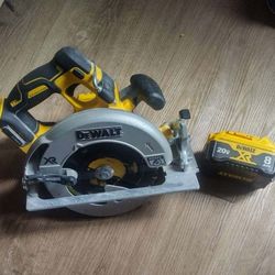 DeWalt 20v Max XR Cordless Brushless 7-1/4 In. Circular Saw With 20v Battery 