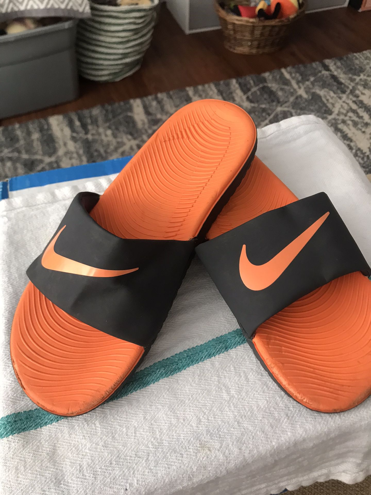 Nike Slides Size 5 Unisex for Sale in Hermitage, TN - OfferUp