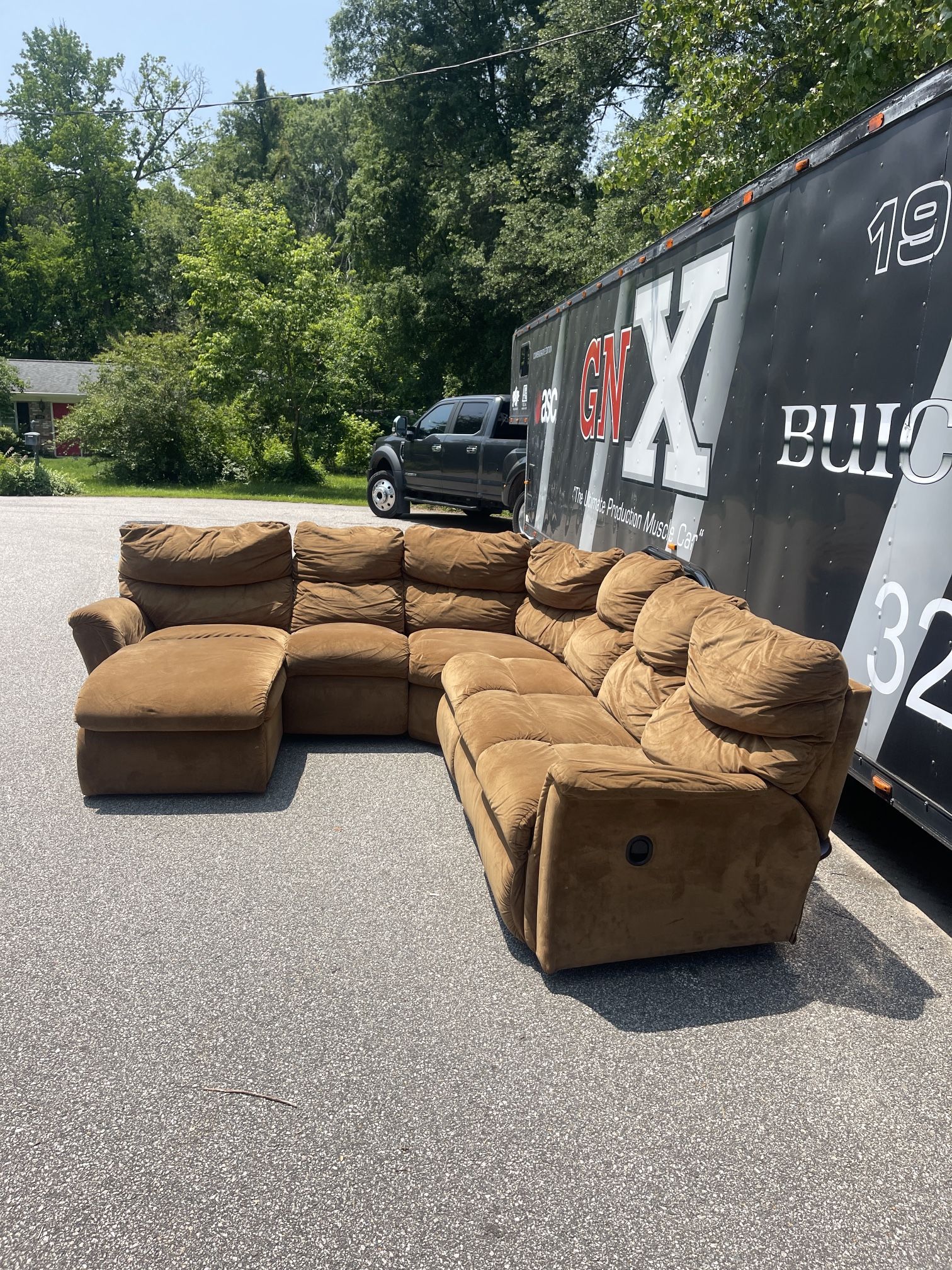 Free Delivery! La-Z-Boy sectional Sofa with 2 manual recliners!