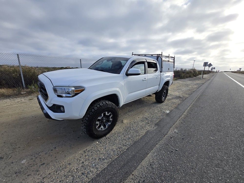 Tacoma 5ft Bed 2015 ARE DCU Camper Shell