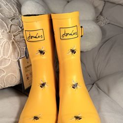 Women’s yellow rain boots