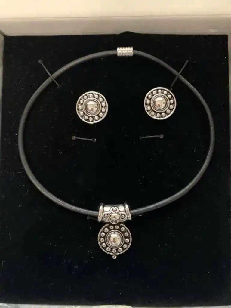 New in box - Stunning Necklace & Earrings Set