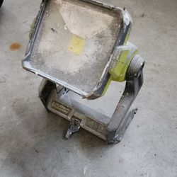 Free 18v or plug in Ryobi LED light