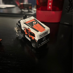 2 flyers model zambonis