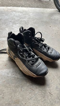 Youth football cleats