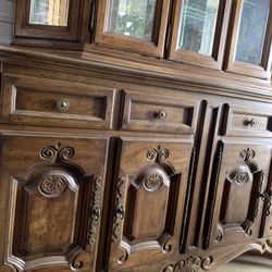 Beautiful quality Drexel Heritage buffet w break front display top ( 2 separate pieces) , quality solid wood furniture in like new condition .