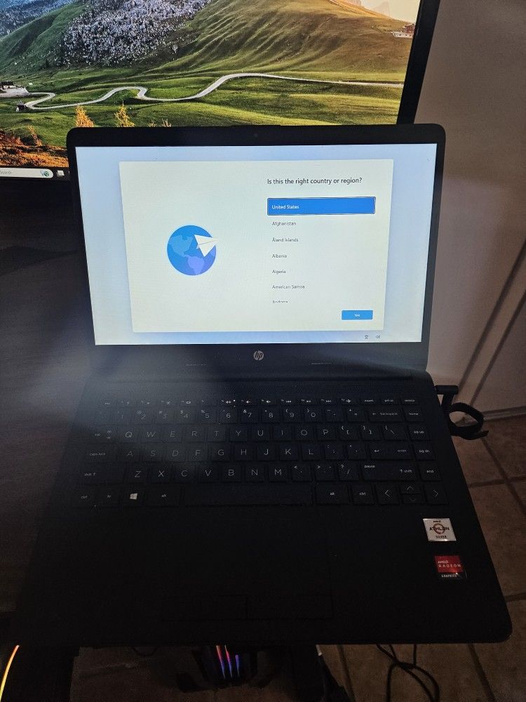 HP Laptop, Like New - 4GB RAM - AMD Athlon Silver