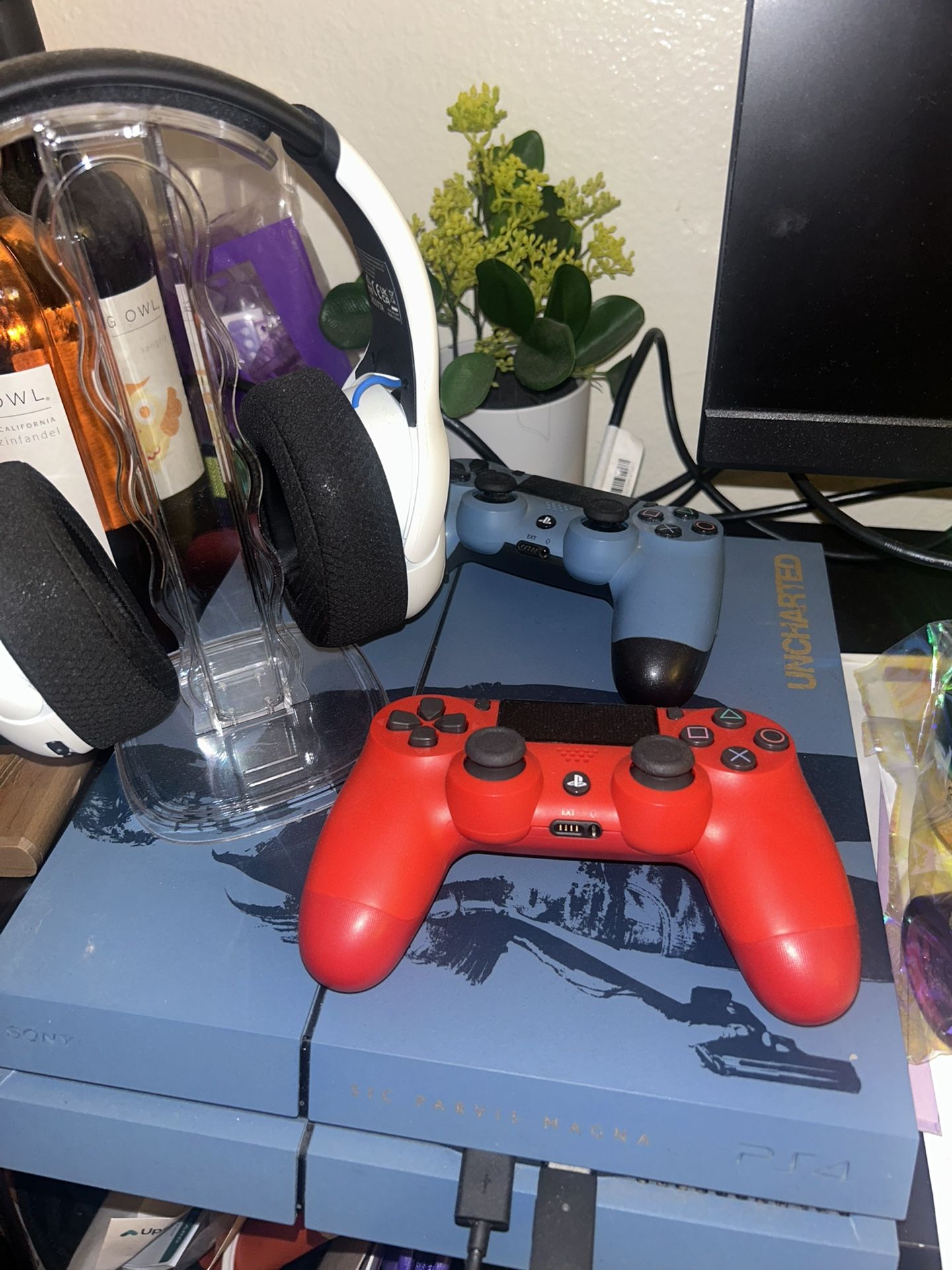 Ps4 with 2 working controllers and wireless headphone