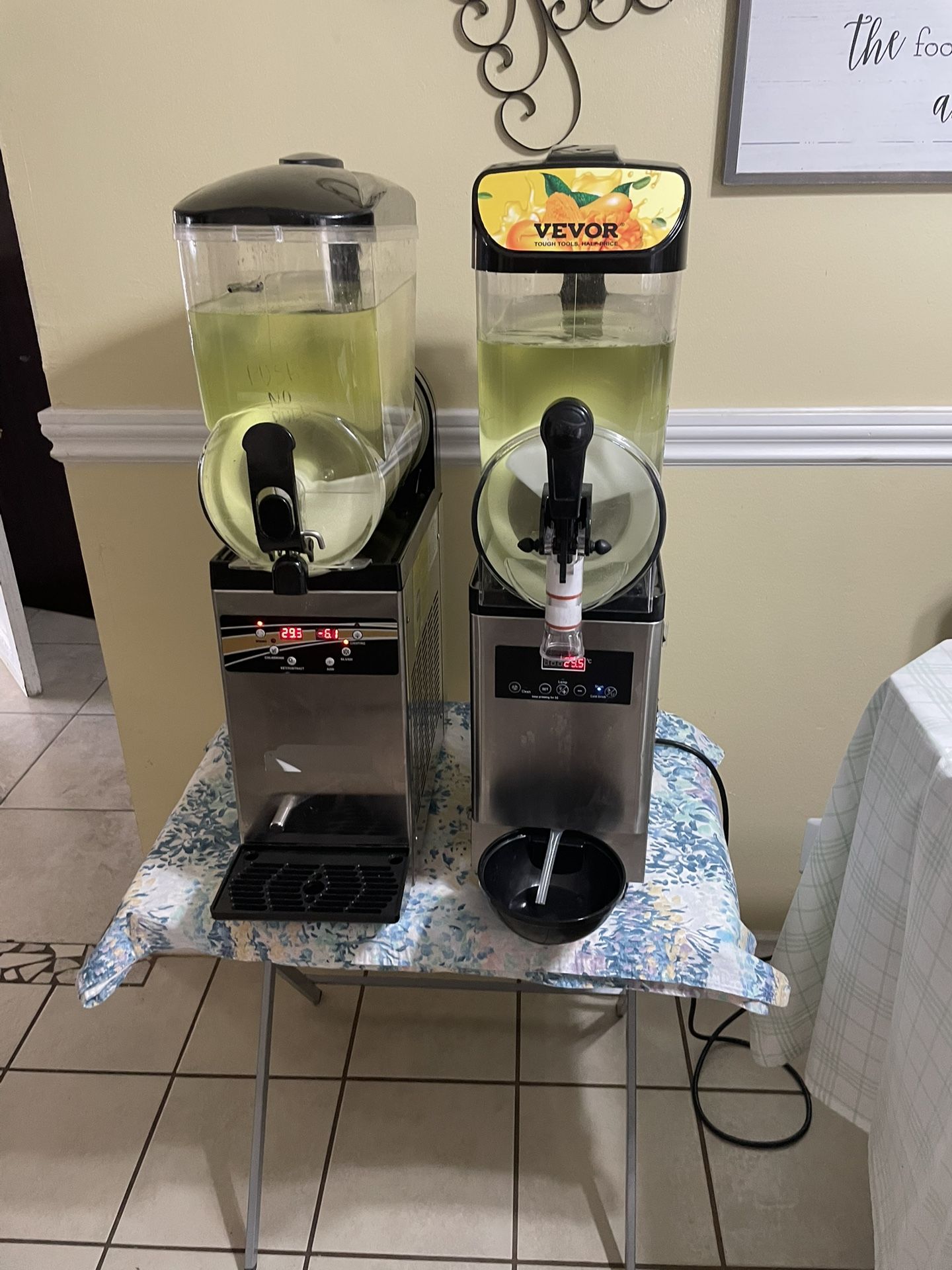2 separate vevor single cab slushie machines for sale Se Vende maquina de granizo