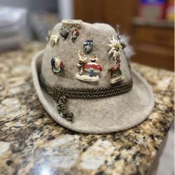 1930'S - 1950's FRITZ MAYR INNSBRUCK BOZEN AUSTRIA HAT WITH 12 TOURIST PINS