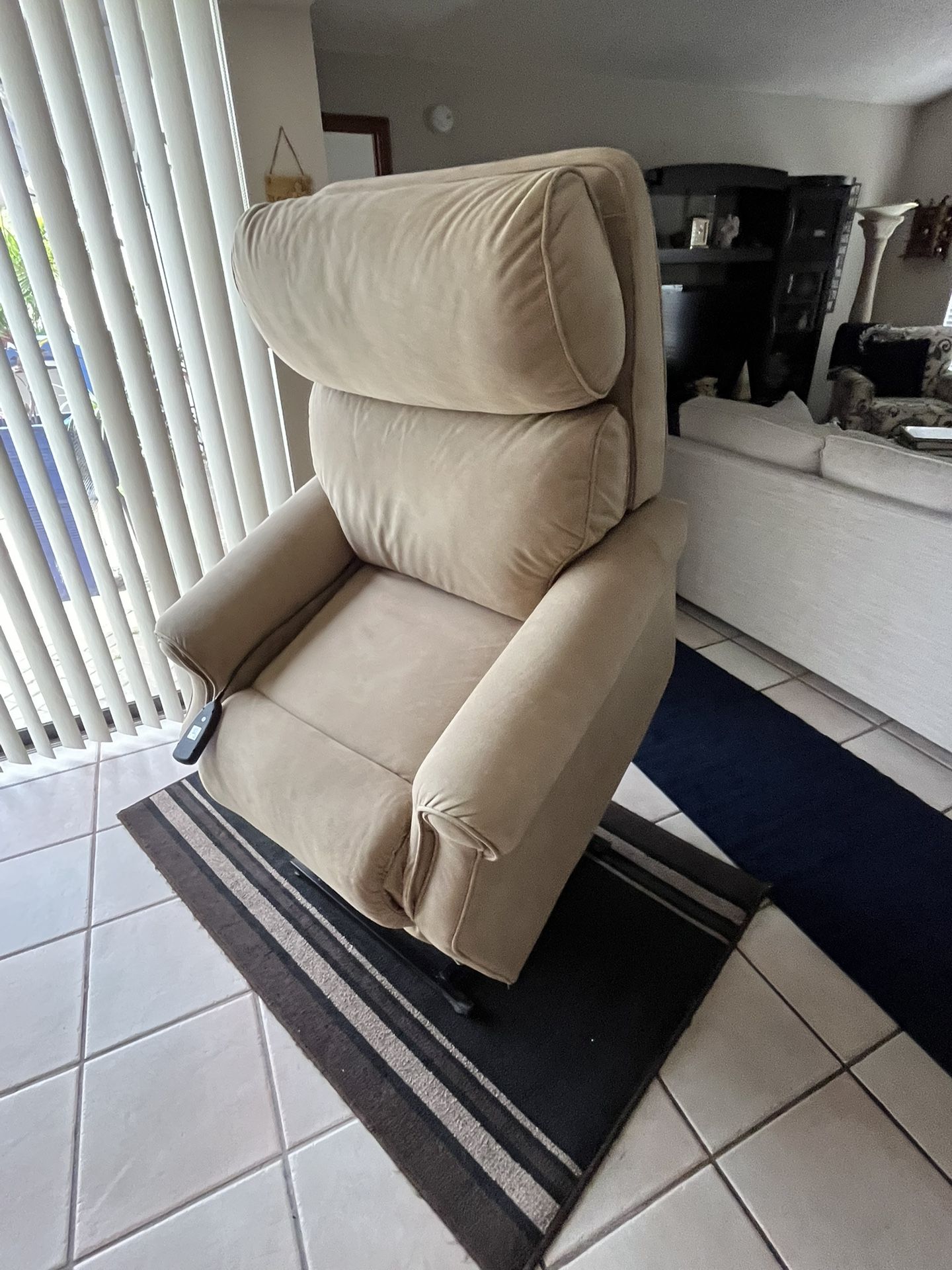 CLEAN HARDLY USED KANES DUAL MOTOR BEIGE POWER LIFT CHAIR RECLINER IS EXCELLENT CONDITION PAID 900.00$ New Only One Year Ago Covered Clean No Smoking