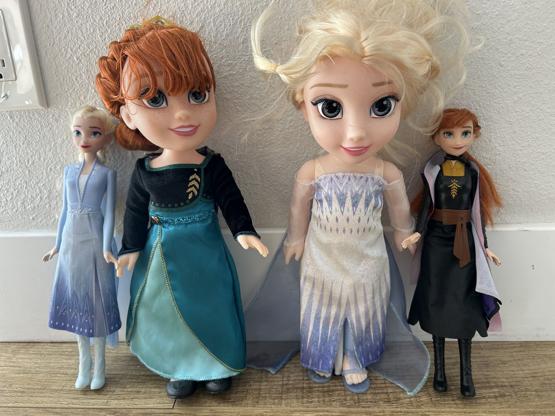Collectables Disney Frozen Elsa & Anna Dolls