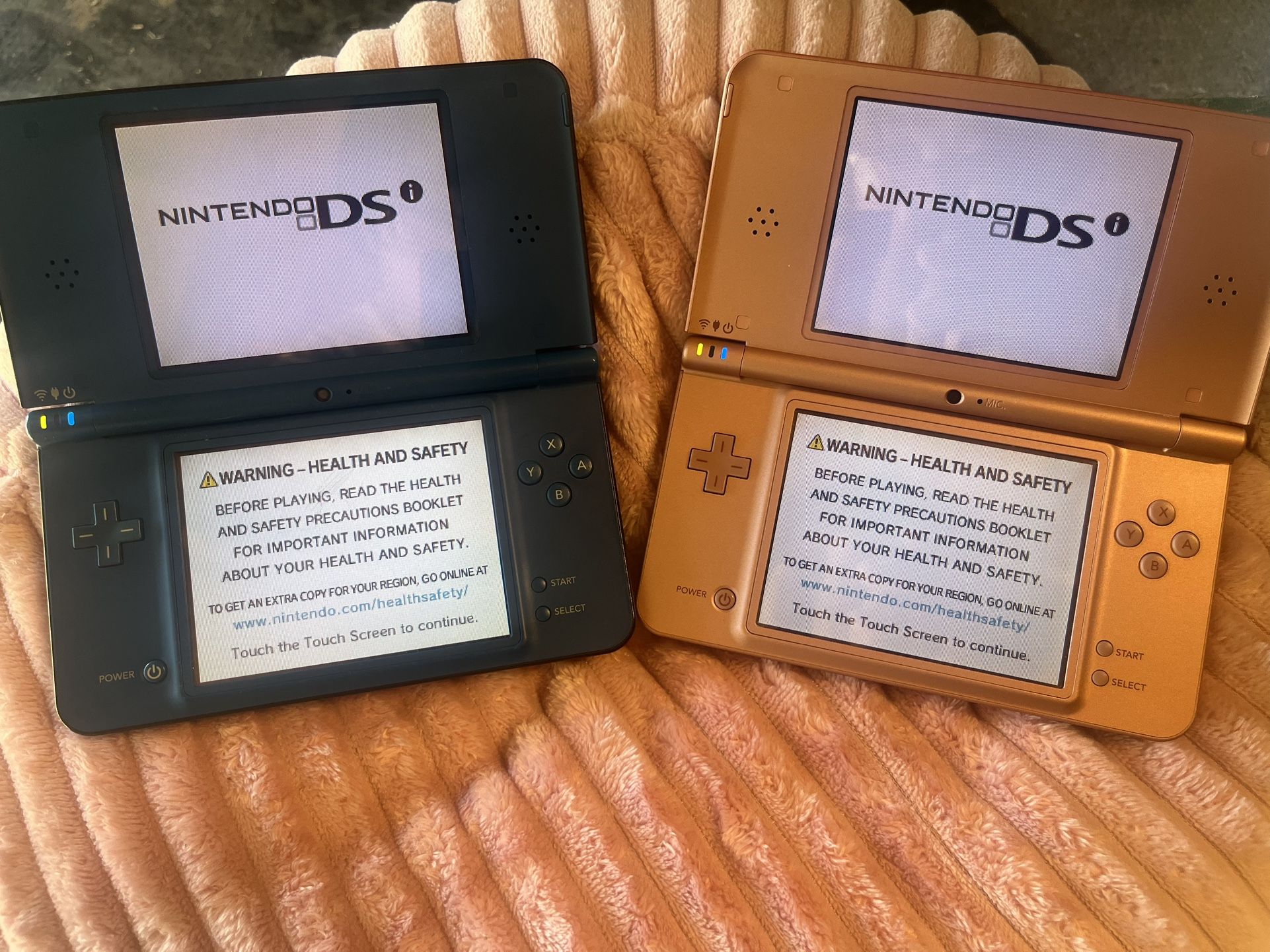 BLUE AND PINK NINTENDO DSi XL